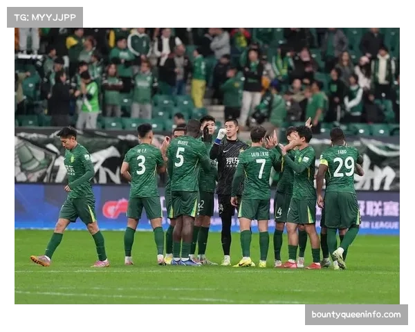 现场大屏幕播放趣味数据，主场球队在周三晚间的比赛防守效率历来优于其他时段。