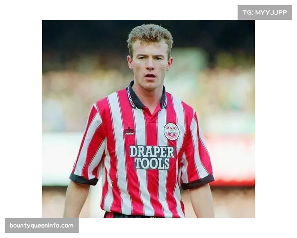 英超历史进球纪录保持者希勒的雕像，在圣詹姆斯公园球场外揭幕